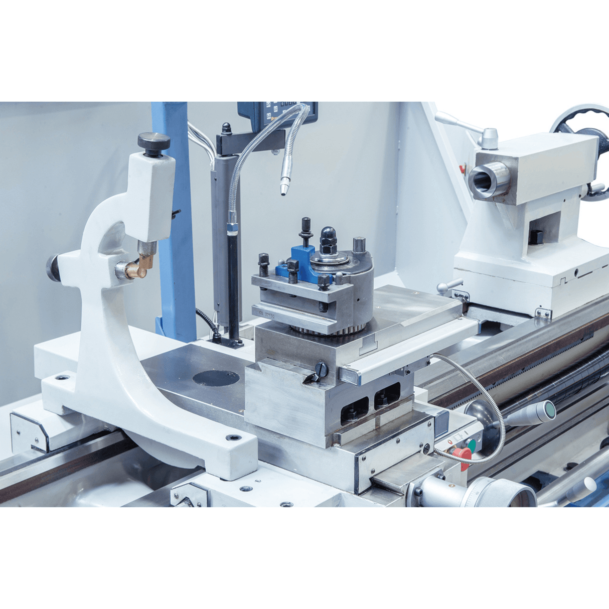 Bernardo Goliath 660 × 1.500 Industriedrehmaschine mit 3-Achs-Digitalanzeige ES-12 V – Spitzenweite 1.500 mm, Ø 660 mm am Bett, Spindelbohrung Ø 105 mm D1-8, 9-kW-Motor mit CE-Magnetbremse, Gewicht 3.630 kg