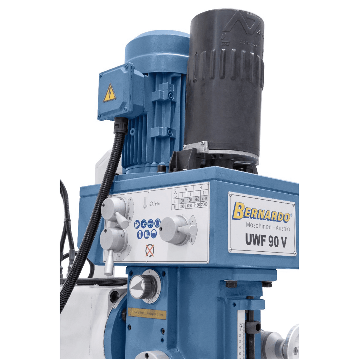 Bernardo UWF 90 V Universalfräsmaschine mit pneumatischer Spannvorrichtung DIN 2080 – ISO 40, Doppelspindel, 1270 × 280 mm Tisch, 3-Achsen-Digitalanzeige