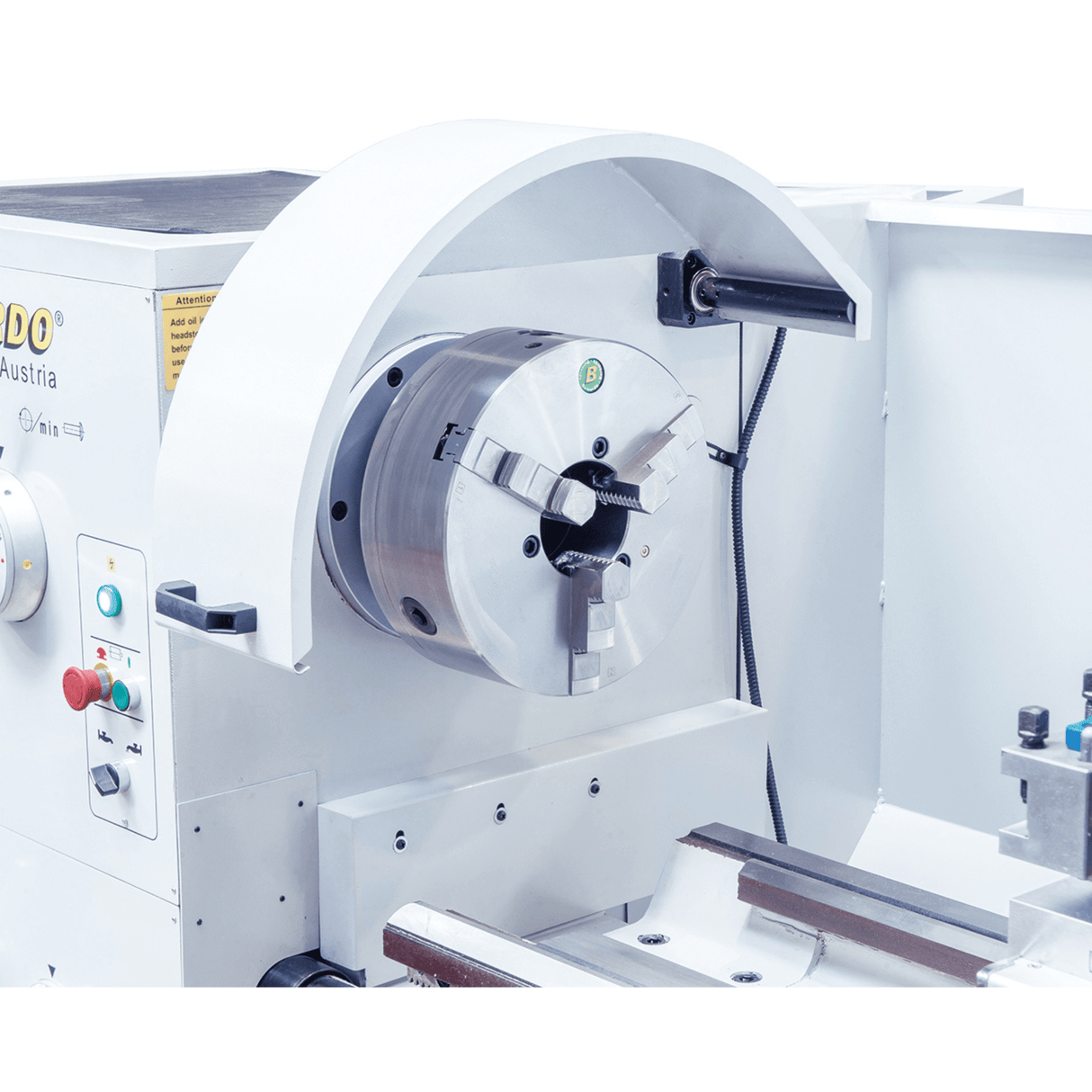 Bernardo Goliath 660 × 1.500 Industriedrehmaschine mit 3-Achs-Digitalanzeige ES-12 V – Spitzenweite 1.500 mm, Ø 660 mm am Bett, Spindelbohrung Ø 105 mm D1-8, 9-kW-Motor mit CE-Magnetbremse, Gewicht 3.630 kg