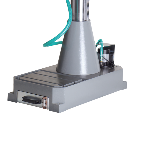 Piastra di base lavorata Flott da Ø 140 mm con impianto di refrigerazione e cassetto estraibile per recupero lubrorefrigerante, ideale per trapani di fascia industriale.