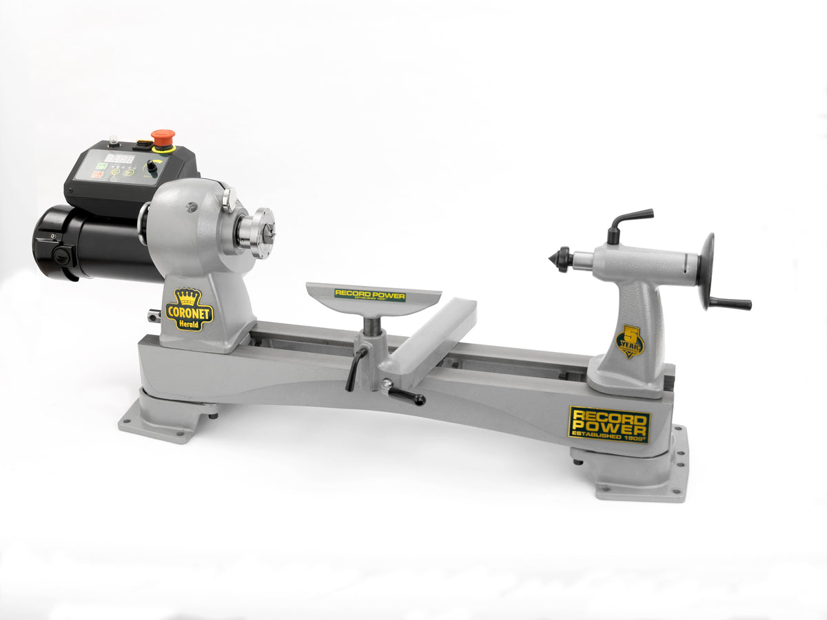 Tornio per legno Record Power Coronet Herald con struttura in ghisa, regolazione elettronica della velocità e ampia capacità di tornitura, adatto a lavorazioni professionali su pezzi di grande diametro.