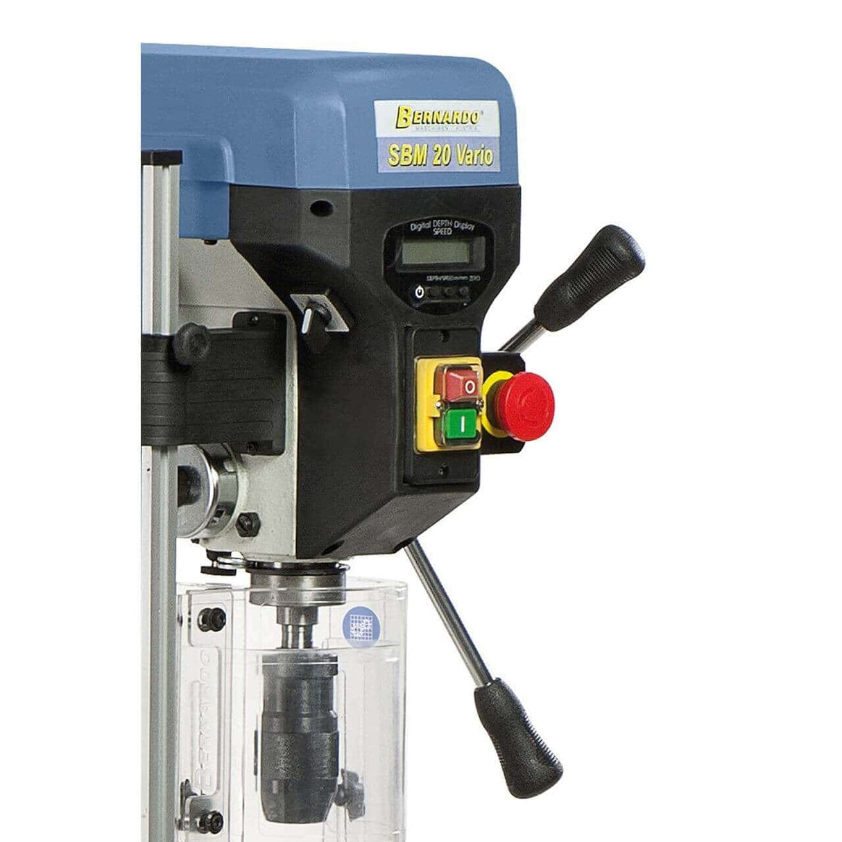 Trapano a colonna Bernardo SBM 20 Vario / 400 V con velocità Vario e laser – foratura Ø 20 mm, cono MT 2, velocità continua 400-1.950 rpm, distanza mandrino-tavola 690 mm, motore 0,90 kW 400V trifase, rotazione R/L, peso 68 kg