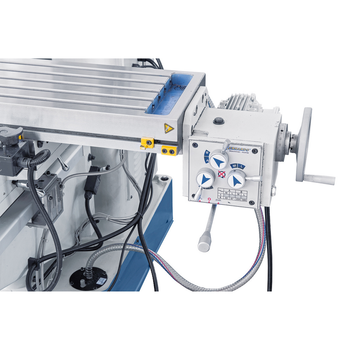 Bernardo UWF 90-1270 Universalfräsmaschine mit Digitalanzeige ES-12 H + pneumatischer Spannvorrichtung DIN 2080 – Tisch 1.270 × 280 mm, ISO 40, vertikale + horizontale Spindeln, 1,5 + 2,2 kW Motor, Gewicht 1.300 kg