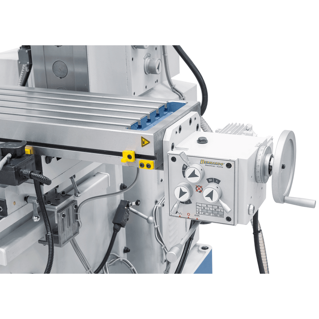 Bernardo UWF 90-1270 Universalfräsmaschine – ISO 40, Doppelspindel, 1270 × 280 mm Tisch, 0,85/1,5 kW Vertikalmotor, 3-Achsen-Digitalanzeige