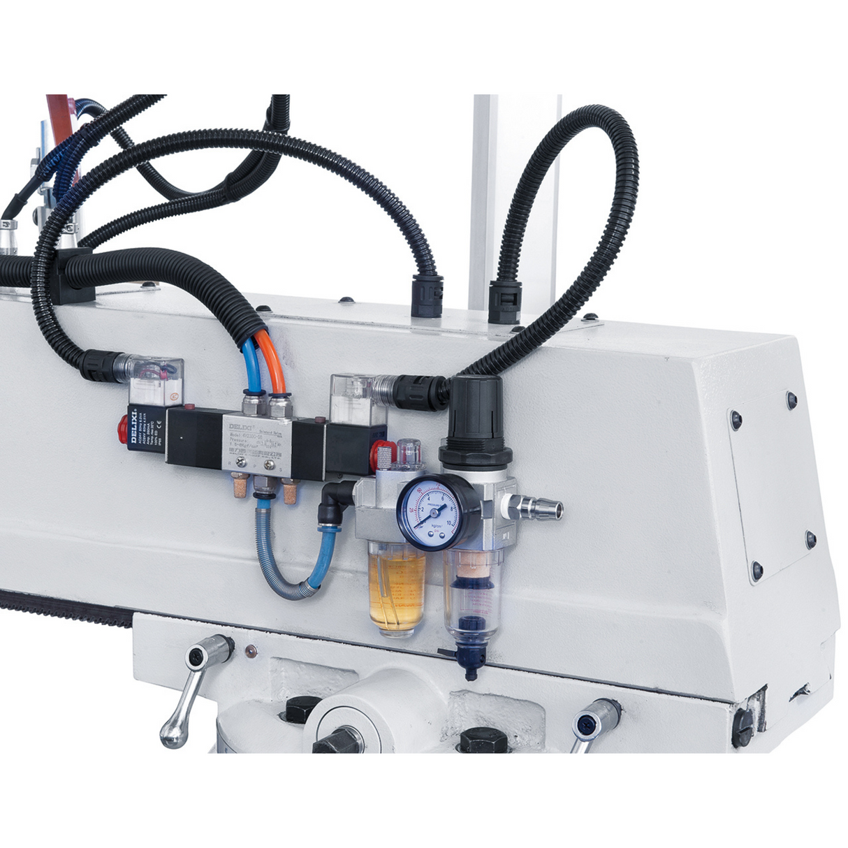 Bernardo UWF 90-1270 Universalfräsmaschine mit Digitalanzeige ES-12 H + pneumatischer Spannvorrichtung DIN 2080 – Tisch 1.270 × 280 mm, ISO 40, vertikale + horizontale Spindeln, 1,5 + 2,2 kW Motor, Gewicht 1.300 kg