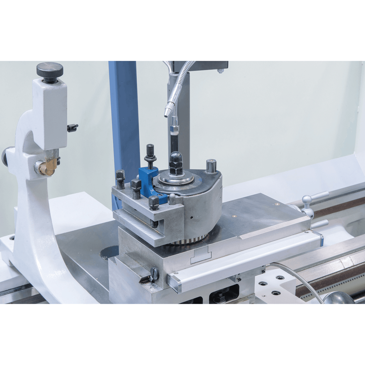 Bernardo Goliath 660 × 1.500 Industriedrehmaschine mit 3-Achs-Digitalanzeige ES-12 V – Spitzenweite 1.500 mm, Ø 660 mm am Bett, Spindelbohrung Ø 105 mm D1-8, 9-kW-Motor mit CE-Magnetbremse, Gewicht 3.630 kg