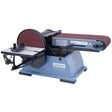 Vista della BDSM 230 T con nastro 1220×150 mm in configurazione verticale, disco Ø 230 mm con tavolo sotto il centro, viti di registro per il tracciamento del nastro, tenditore manuale e bocchetta Ø 50 mm.