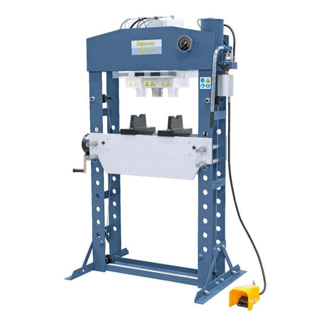 Pressa pneumatica Bernardo PWK 75 F con pedale, verricello e cilindro traslabile, robusta e potente per officine e reparti industriali.