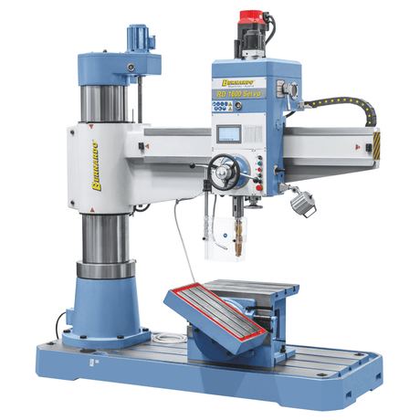 Trapano radiale Bernardo RD 1600 Servo con touchscreen, calcolo automatico velocità/avanzamento, servomotori per mandrino e bussola, capacità di foratura fino a 50 mm.