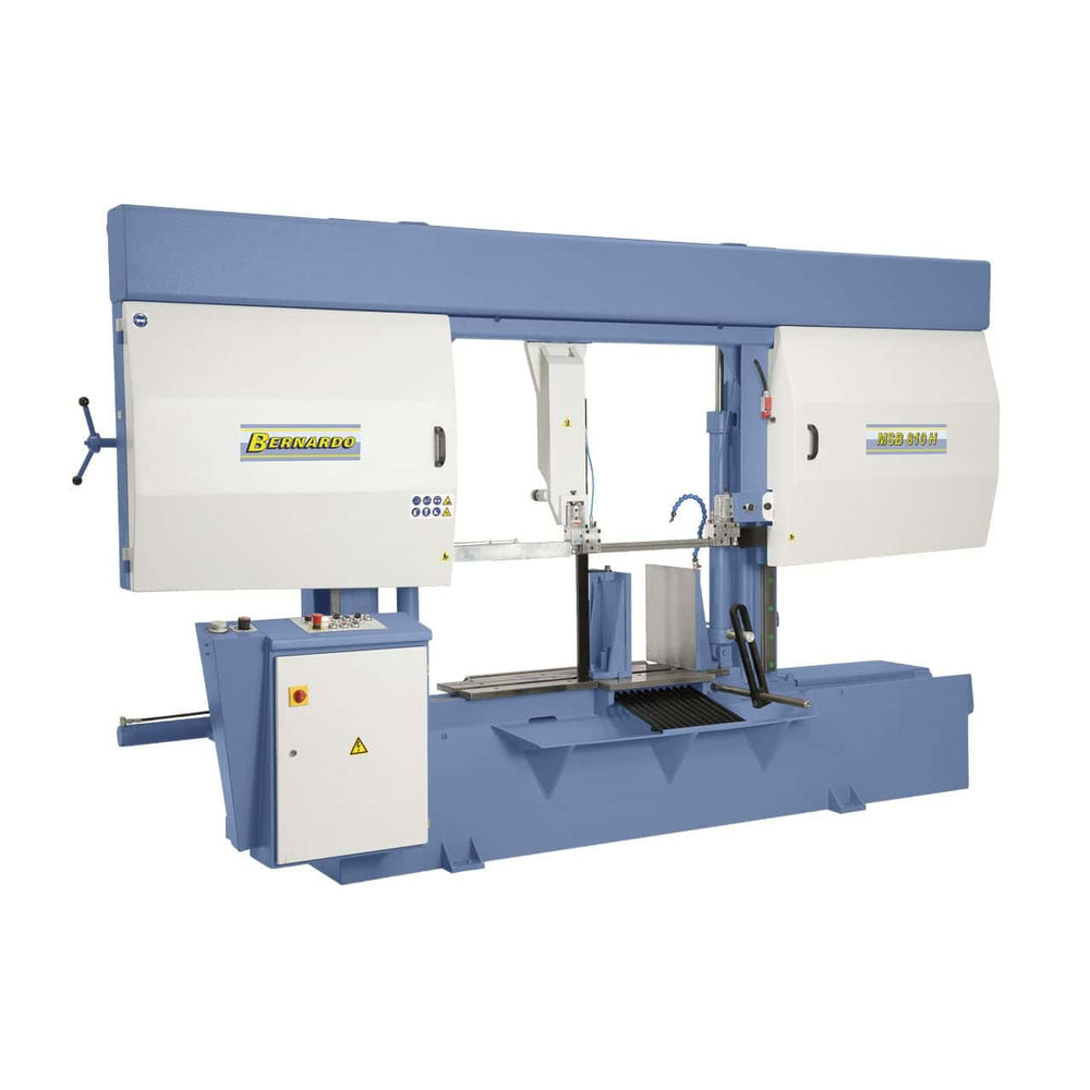Sega a nastro semiautomatica Bernardo MSB 810 H con capacità fino a 850 x 810 mm, velocità variabile e morsa idraulica inclinabile.