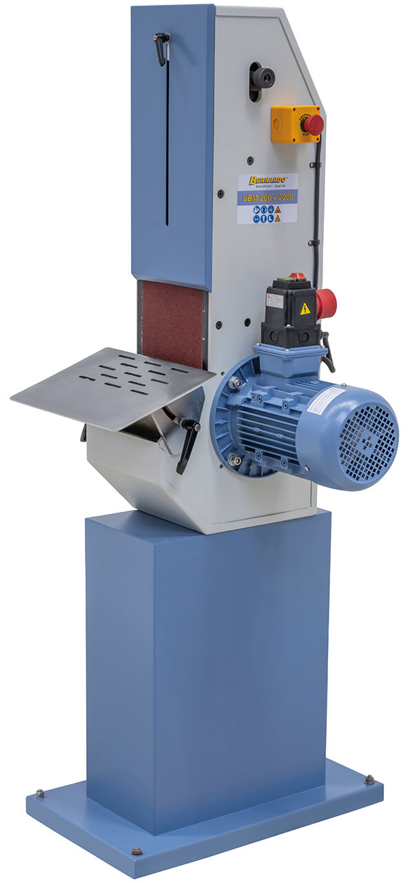 Lucidatrice industriale Bernardo VBM 200 x 2000 con nastro abrasivo da 200 x 2000 mm, tavolo inclinabile e aspirazione integrata.
