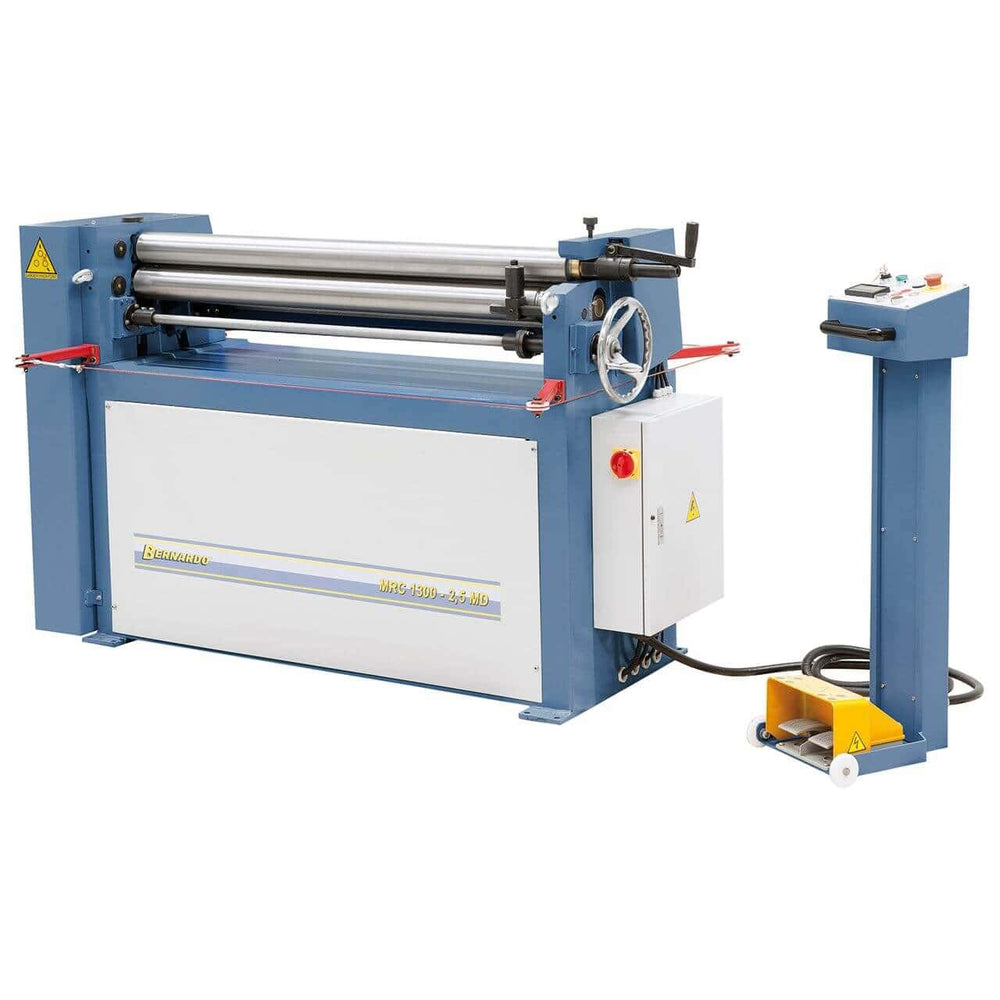 Calandra Bernardo MRC 1300 – 2,5 MD con rulli Ø 90 mm, struttura in acciaio solida, avvicinamento motorizzato e sistemi di sicurezza integrati.
