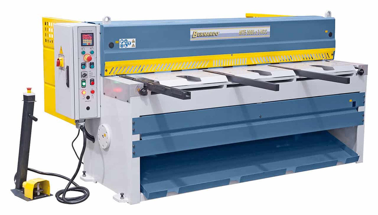 Bernardo MTE 3060 x 3 mm NCC – Motorisierte Guillotine-Schere