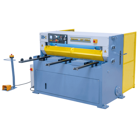 Cesoia idraulica Bernardo HST 1300 x 4 con arresto CNC, pressore automatico e motore da 5,5 kW per tagli precisi fino a 4 mm.
