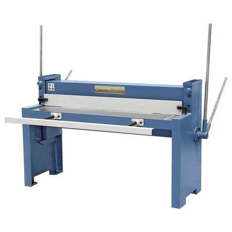 Cesoia manuale a ghigliottina Bernardo HTS 1550 con braccio di supporto estensibile, arresto posteriore e pressore automatico, ideale per tagli precisi di lamiere fino a 1,5 mm.