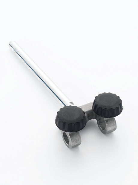 Vista della dima WG250/F Record Power per affilatura laterale su mola ad acqua, con barra di supporto e doppie manopole regolabili per mantenere lo strumento stabile durante la lavorazione.