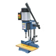 Vista frontale della HM 12 P, con struttura compatta, guida regolabile e testa a cremagliera, perfetta per lavorazioni hobbistiche di alta precisione.