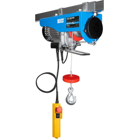 Paranco elettrico con motore monofase 1,05 kW 230V 50Hz. Capacità 300 kg a 8 m/min altezza 11 m standard, o 600 kg a 4 m/min altezza 5,5 m con puleggia rinvio inclusa. Catena acciaio Ø4,5 mm lunghezza 12 m, gancio saldatura robusto. Freno automatico mantiene carico bloccato a interruzione corrente. Pulsante emergenza, interruttori fine corsa. Staffa fissaggio trave, elemento comando cordone. Peso 17 kg. Certificato CE e GS TÜV. Ideale cantieri edili, carpenteria metalli, sollevamenti elementi prefabbricati.