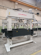 Pressa idraulica industriale Serie DW da 250 ton con struttura in acciaio rinforzato, cilindro mobile, manometro integrato e piano di lavoro 1500 x 450 mm.