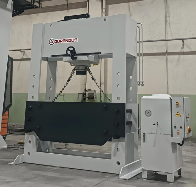 Pressa idraulica industriale Serie DW da 300 ton con cilindro mobile, struttura in acciaio elettrosaldato e ampio piano di lavoro per carpenteria e officine meccaniche.