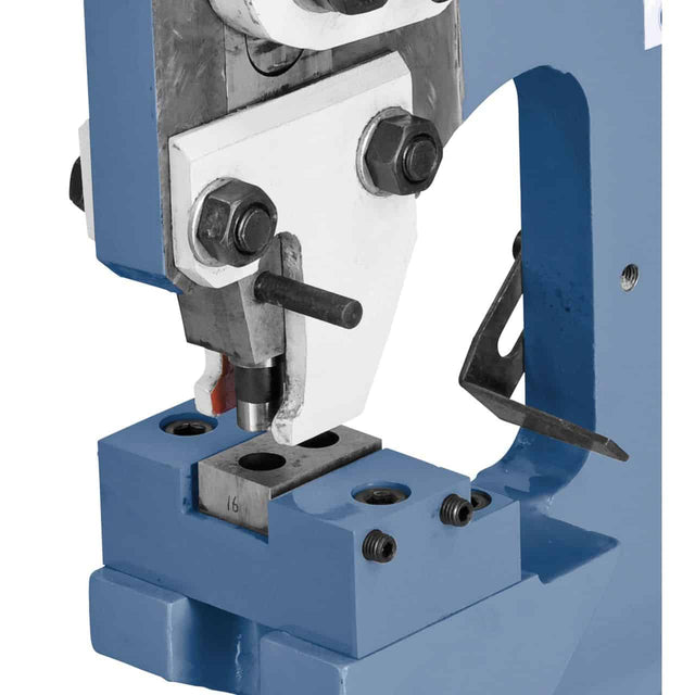 Punzone da 17 mm installato su PBS 22 LS per eseguire forature precise su metallo in officina.