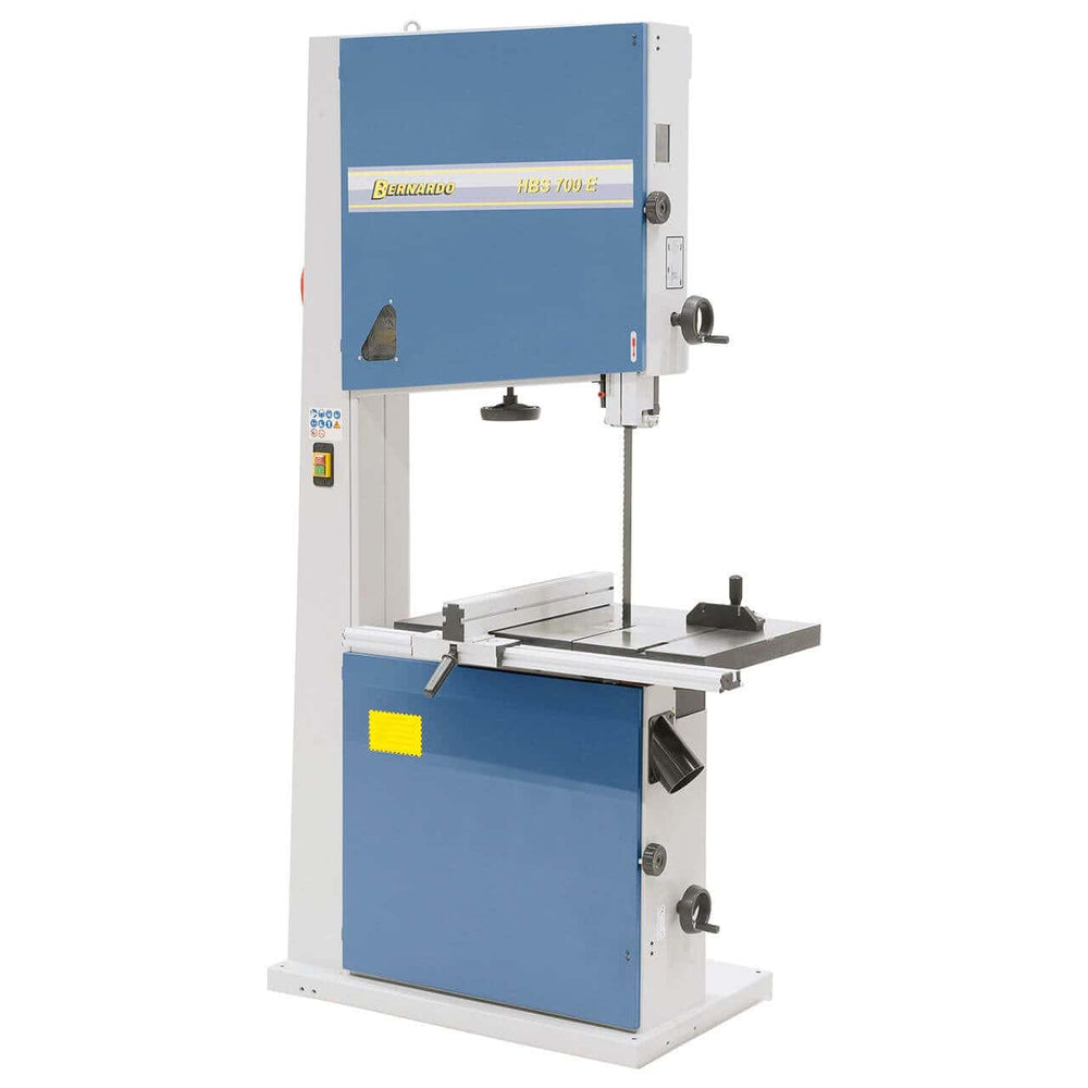 Vista frontale della sega a nastro HBS 700 E con tavola in ghisa inclinata, guida parallela con lente e struttura robusta. Ideale per il taglio preciso di legno massiccio di grandi dimensioni.