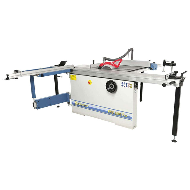 Vista della sega circolare FKS 2600 Pro con carro scorrevole da 2600 mm, tavolo in ghisa, lama inclinabile, guida telescopica e accessori professionali per il taglio di pannelli.