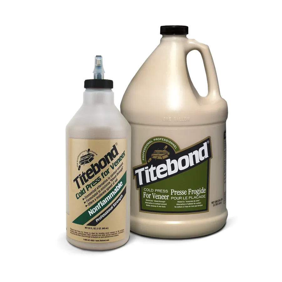Flacone da 3,78 l di Titebond Cold Press Veneer, colla a freddo PVA traslucida per impiallacciatura, resistente e facile da usare, ideale per falegnameria e industria del legno.