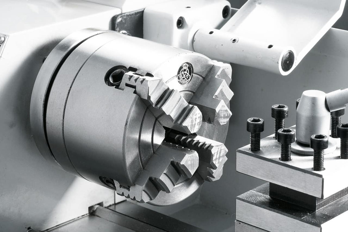 Bernardo Profi 300 V Metalldrehmaschine – Spitzenweite 300 mm, Ø 180 mm am Bett, Spindelbohrung Ø 20 mm Kegel MK 3, 0,5 kW 230 V Einphasenmotor, digitale Drehzahlanzeige, Gewicht 60 kg