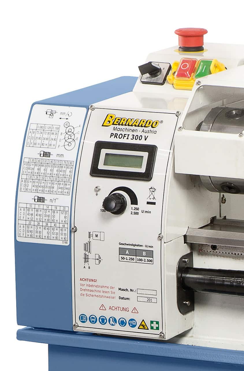 Bernardo Profi 300 V Metalldrehmaschine – Spitzenweite 300 mm, Ø 180 mm am Bett, Spindelbohrung Ø 20 mm Kegel MK 3, 0,5 kW 230 V Einphasenmotor, digitale Drehzahlanzeige, Gewicht 60 kg