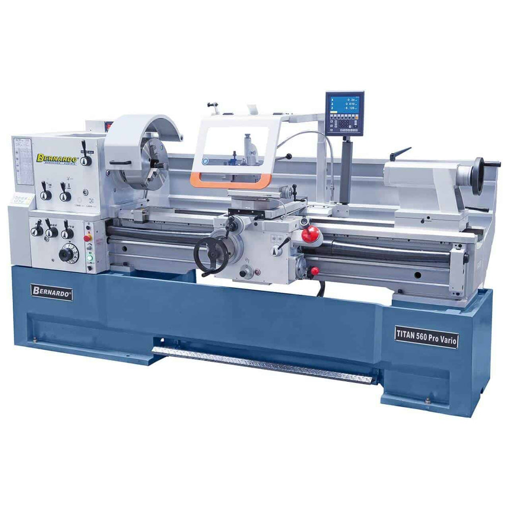 Tornio Bernardo TITAN 560 x 3000 Pro Vario con distanza punte 3000 mm, foro mandrino Ø 105 mm e motore da 7,5 kW, completo di DRO 3 assi ES-12 V.
