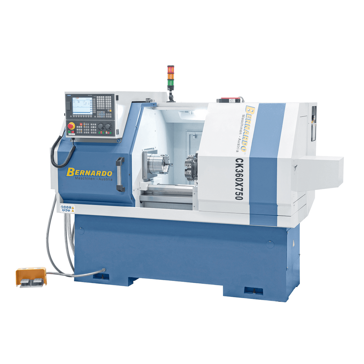 Vista del tornio CNC Siemens 808D Advanced con torretta a 6 posizioni, mandrino idraulico Ø 200 mm, carenatura completa e pannello di controllo Siemens.