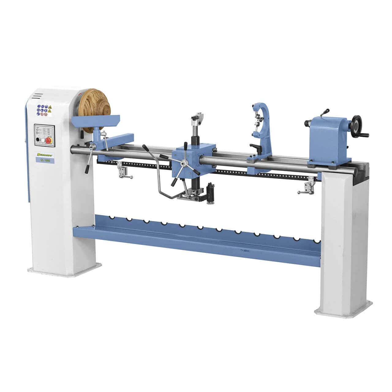 Tornio per legno professionale con struttura in ghisa, sistema di copiatura da 1300 mm, dotato di supporti, contropunta e accessori completi per lavorazioni di alta precisione.
