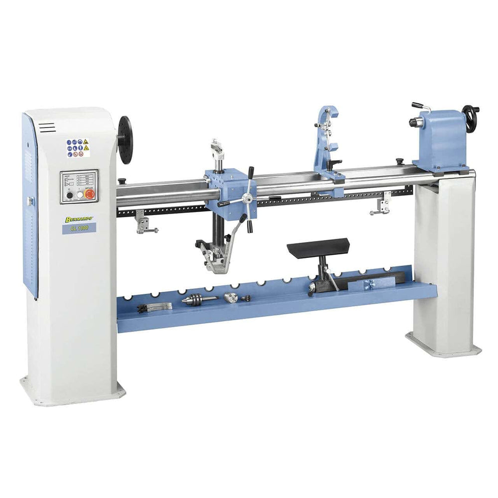 Tornio per legno professionale con bancale da 1500 mm, motore da 1,5 HP, dispositivo di copiatura e struttura in ghisa ideale per lavorazioni di precisione.