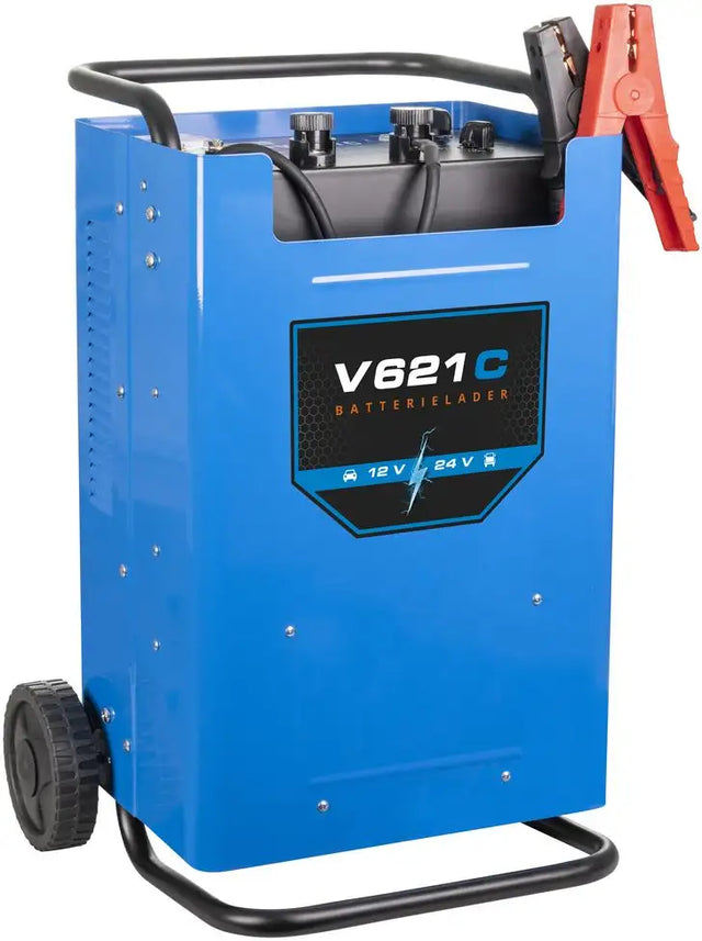 Caricabatterie e avviatore Güde V 621 C 12/24 V con struttura carrellata, ruote di trasporto e pinze isolate per batterie auto e veicoli.