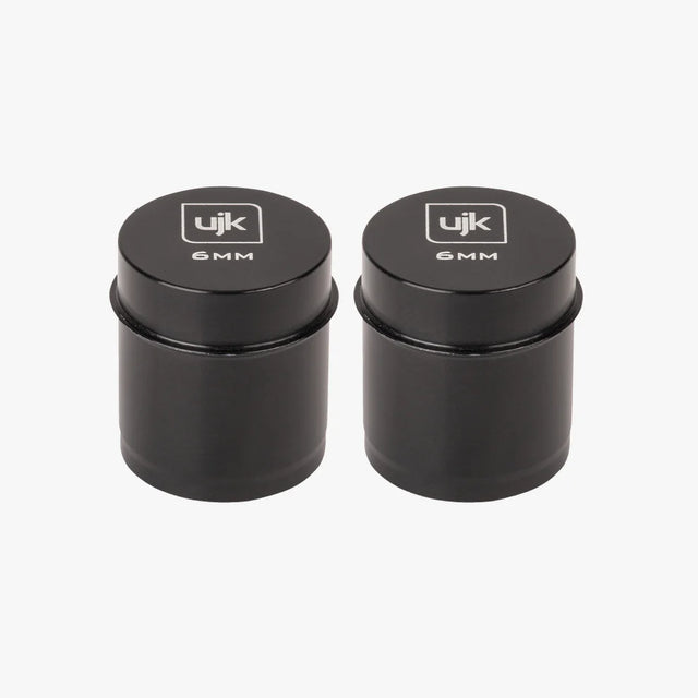 Coppia di spine di riferimento a basso profilo da 6 mm UJK in alluminio anodizzato nero, diametro 20 mm, con indicazione della misura incisa sulla sommità, per piani multifunzione con fori da 20 mm